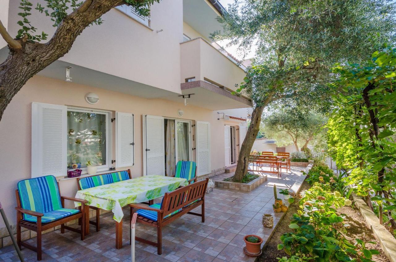 Apartments Blazenka Banjol Exterior foto